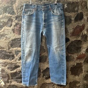 Vintage 90’s Levi’s 501 tag W35 L34 measuring 16”across waist(W32) (30.5”L)